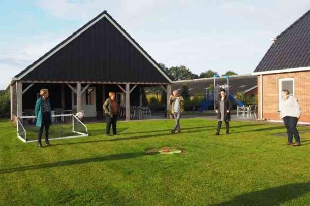 medewerkers op grasveld