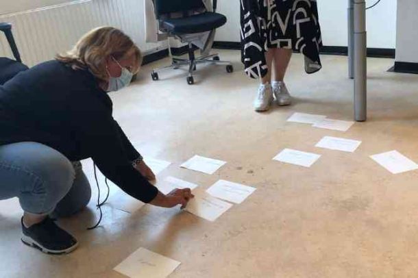 manager ordent papieren op de vloer