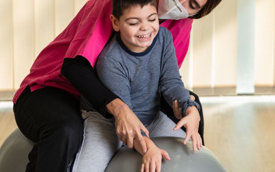bewegingsagoog met jongen in oefenzaal