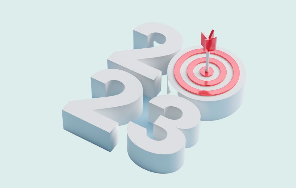 2023 met pijl die het doel bereikt
