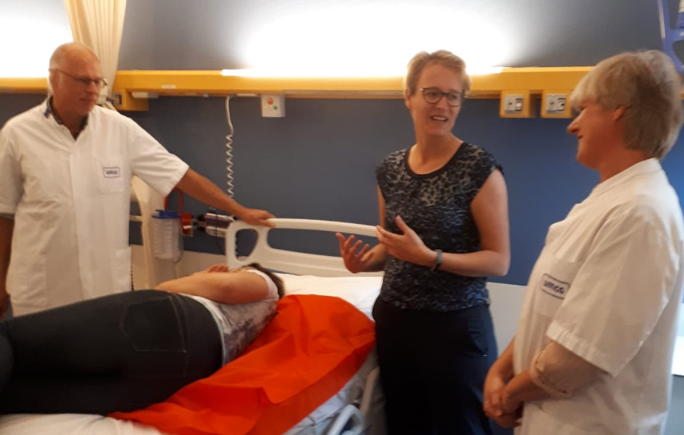 instructie van ergocoach in het gebruik van een glijzeil