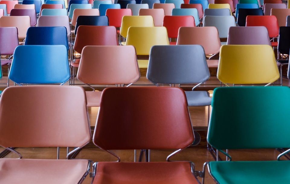 zaal vol stoelen