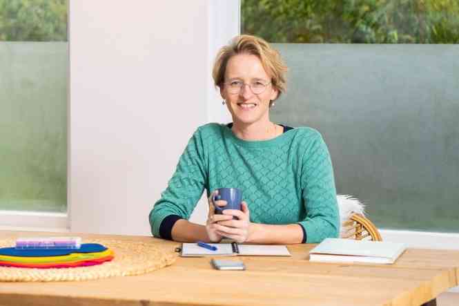 Marielle Tromp achter tafel