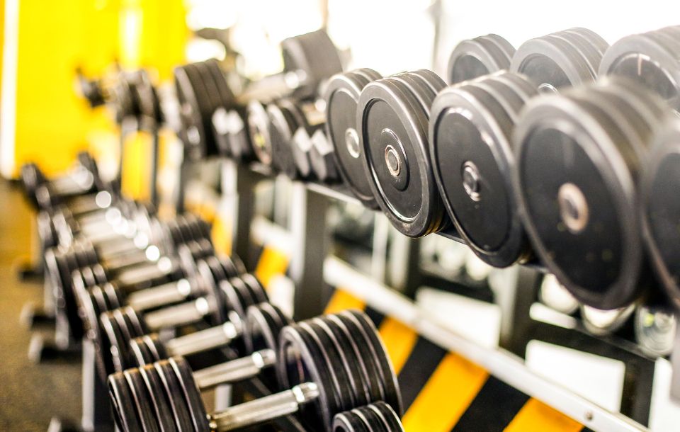 afbeelding van gewichten in een sportschool