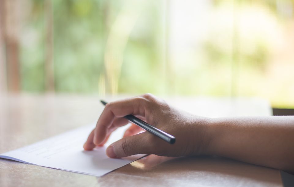 hand die een brief schrijft