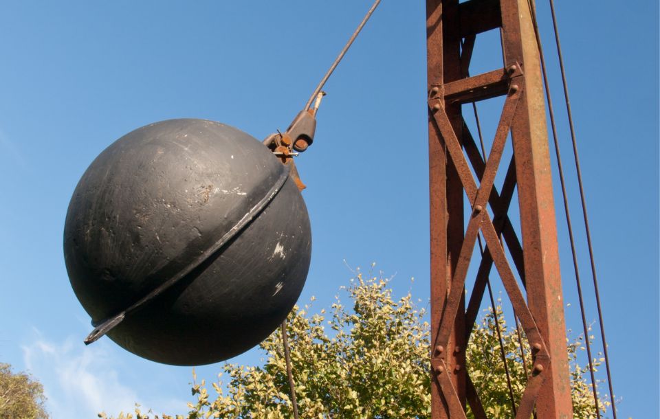 sloopkogel als symbool voor de sloop van een zwembad