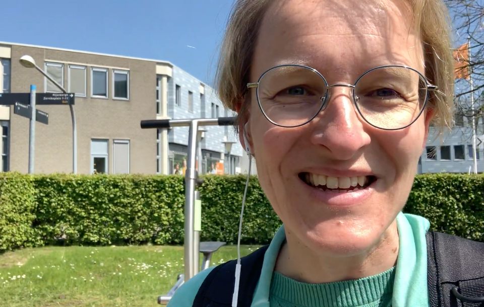 Marielle voor het gebouw van de opleiding fysiotherapie