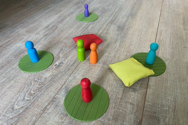 poppetjes op een tafel