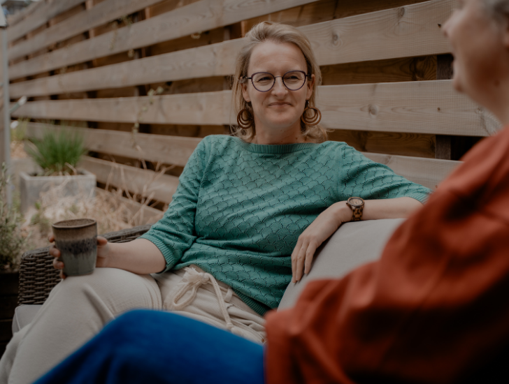 Marielle Tromp met koffie op de bank