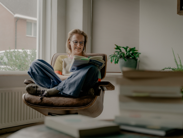 Marielle Tromp lezen in stoel