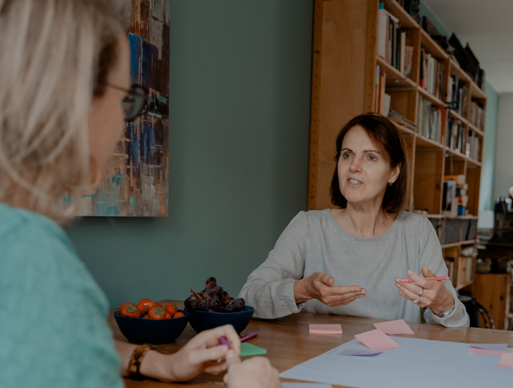 Marielle Tromp in gesprek aan tafel