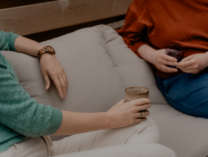 Marielle Tromp koffie op de bank
