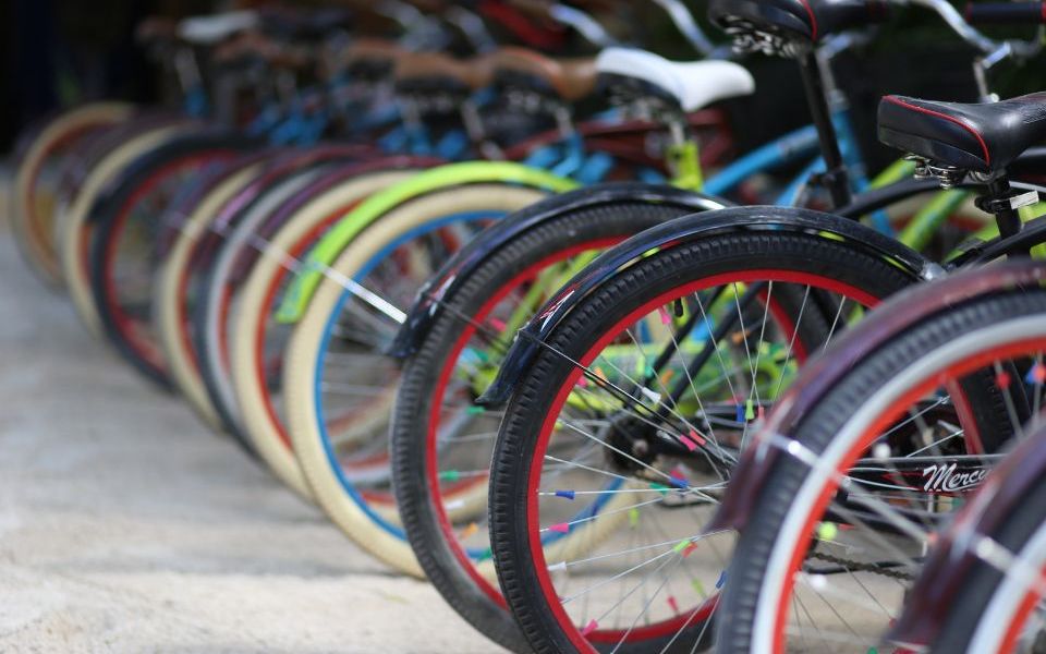 fietsen in een fietsenrek