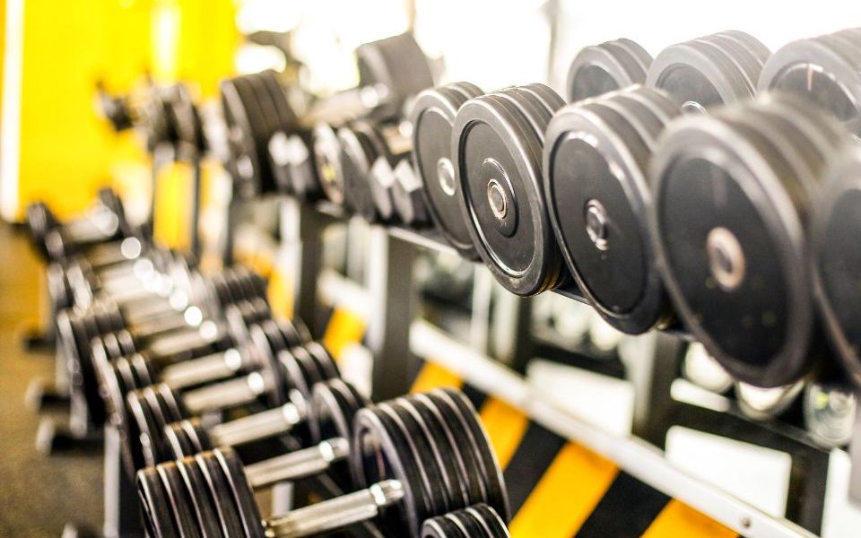 afbeelding van gewichten in een sportschool