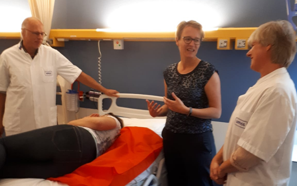 instructie van ergocoach in het gebruik van een glijzeil