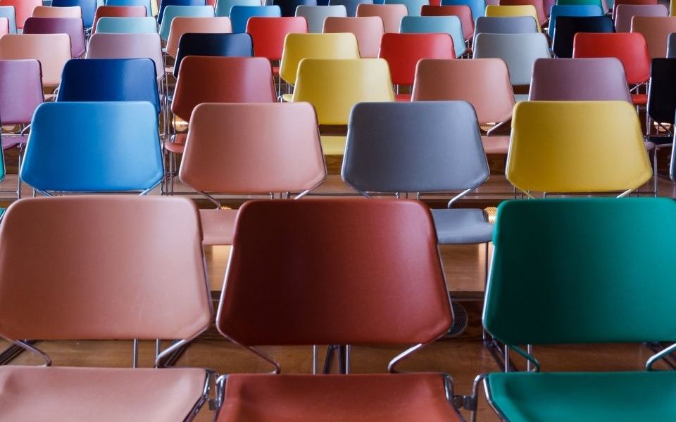 zaal vol stoelen
