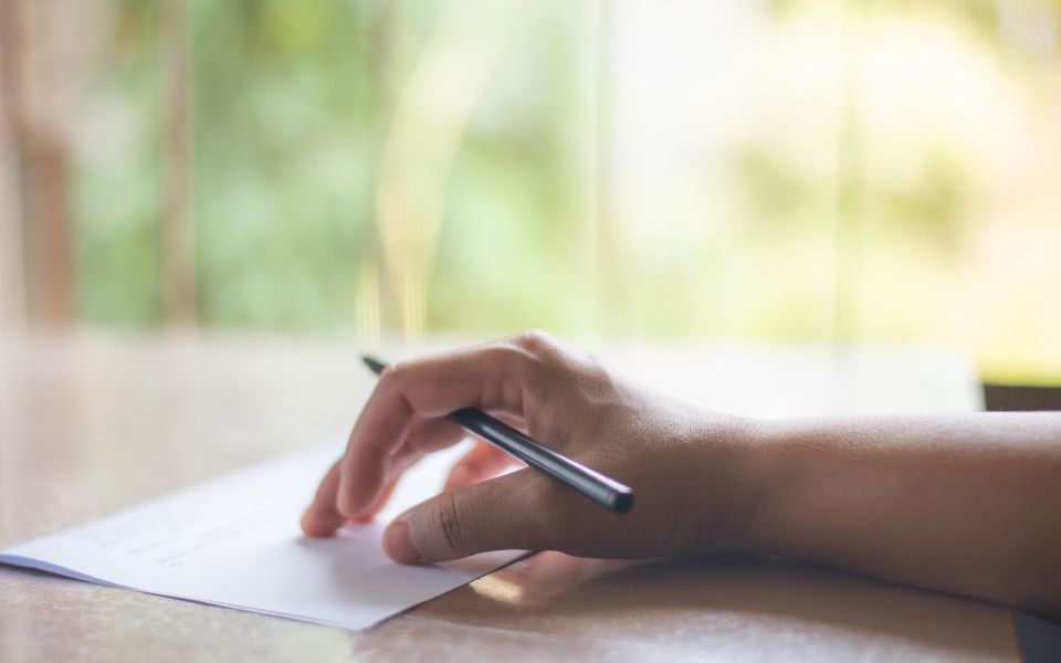 hand die een brief schrijft