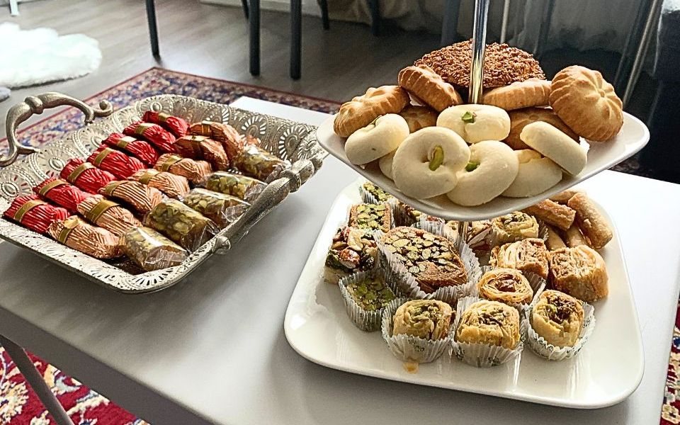 een schaal met arabische lekkernijen - zorgen voor of zorgen dat