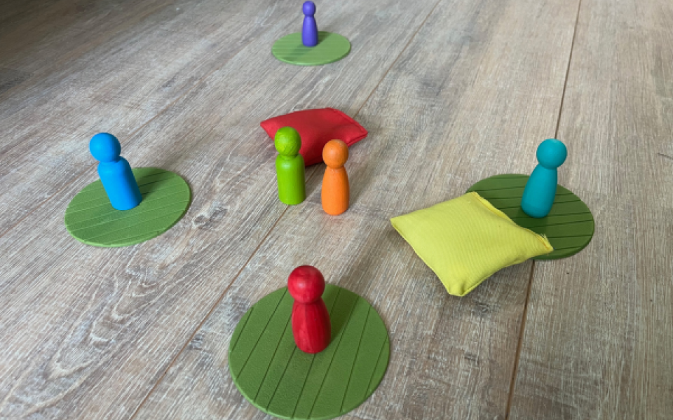 poppetjes op een tafel