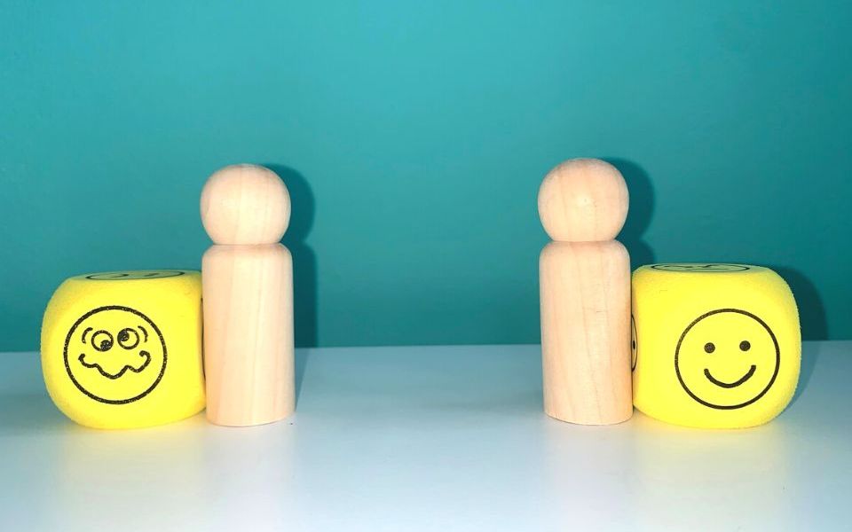 poppetje dat blij is en poppetje dat zich overrompeld voelt