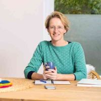 Marielle Tromp achter tafel
