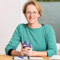 Marielle Tromp achter tafel