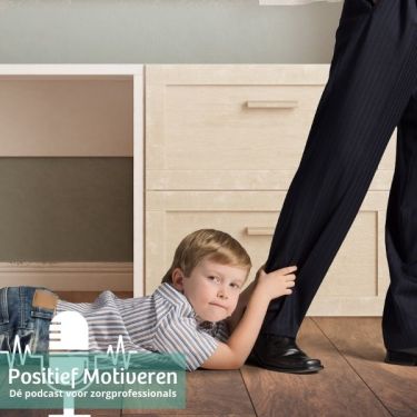 kind dat meegesleept wordt door been van zijn ouder
