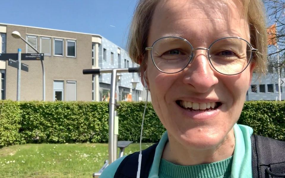 Marielle voor het gebouw van de opleiding fysiotherapie