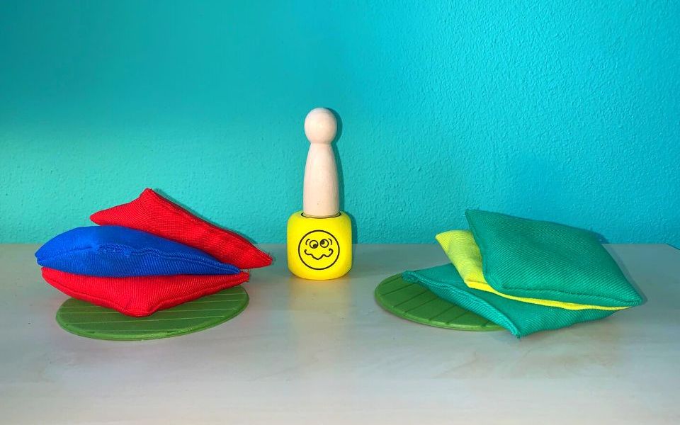 poppetje dat twijfelt, met een stapel rode zakjes en een stapel groene zakjes